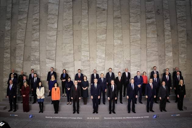 News Themen der Woche KW48 News Bilder des Tages Familienfoto im Rahmen des Nordatlantikrats im Format der Aussenministerinnen und Aussenminister der Vertragsstaaten und Schwedens im NATO-Hauptquartier in Bruessel, 28.11.2023. Bruessel BEL *** Family photo at the North Atlantic Council in the format of the foreign ministers of the contracting states and Sweden at NATO Headquarters in Brussels, 28 11 2023 Brussels BEL Copyright: xJaninexSchmitz photothek.dex