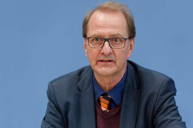 Bericht zur Klimaanpassungsstrategie vorgestellt 2023-11-28 - Deutschland, Berlin - Bundespressekonferenz: Vorstellung des neuen Monitoringberichts zur Deutschen Klimaanpassungsstrategie. Im Bild Prof. Dr. Dirk Messner, Präsident des Umweltbundesamts (UBA). *** Report on the climate adaptation strategy presented 2023 11 28 Germany, Berlin Federal Press Conference Presentation of the new monitoring report on the German climate adaptation strategy In the picture Prof Dr Dirk Messner, President of the Federal Environment Agency UBA