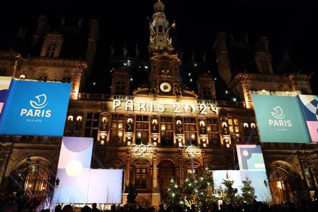 The French capital s City hall is clad in the Olympic colors, in Paris, on Tuesday, November 28, 2023. The mayor of future Olympic host city Anne Hidalgo said she is quitting X (former Twitter), accusing the platform of spreading disinformation and hatred and of becoming a gigantic global sewer .  PAR20231128106 MAYAxVIDON-WHITE