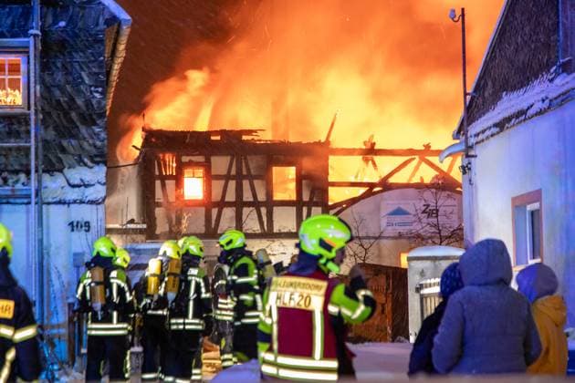 News Themen der Woche KW48 News Bilder des Tages 231128Scheunenbrand News ID: EN 2023-11-28-1 Großbrand in Leukersdorf ausgebrochen – Scheunenbrand beschäftigt zahlreiche Einsatzkräfte Leukersdorf. Auf der Hauptstraße in Leukersdorf ist am Dienstagabend gegen 17:30 Uhr ein Brand in einer Scheune ausgebrochen. Bereits auf der Anfahrt der Feuerwehr, war der Brand von weitem sichtbar. Wie der stellv. Kreisbrandmeister Enrico Scheibner berichtet, stand die Scheune bei Ankunft in Vollbrand. Umgehend bauten die Kameraden eine Riegelstellung zu den umliegenden Gebäuden des Vierseitenhofes auf, um diese vor den Flammen zu schützen. Die brennende Scheune konnten die Kameraden allerdings nicht mehr retten. Diese brannte vollständig nieder. Im Einsatz sind aktuell über 100 Einsatzkräfte der F