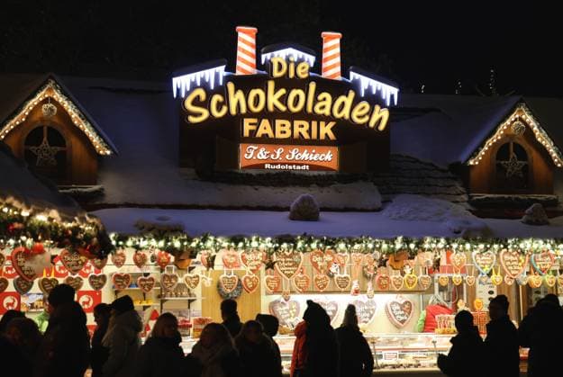 News Bilder des Tages Weihnachtsmarkt Erfurt 28.11.2023, Erfurt, Eroeffnung des 173. Weihnachtsmarktes auf dem Domplatz, es hat geschneit und der Markt ist mit einer weissen Decke ueberzogen im Bild: Besucher des Weihnachtsmarktes vor der Schokoladenfabrik *** Christmas market Erfurt 28 11 2023, Erfurt, opening of the 173 Christmas market on the cathedral square, it has snowed and the market is covered with a white blanket in the picture visitors of the Christmas market in front of the chocolate factory
