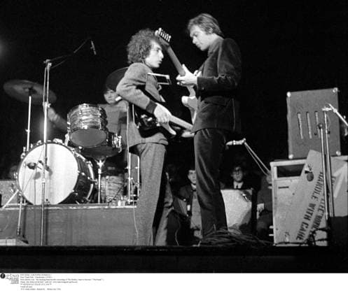 Bob Dylan ( with Robbie Robertson ) Free Trade Hall, Manchester ( 05 66 ) First electric tour. The backing band mostly consisting of The Hawks ( later to become The Band ) Many, who believed he had sold out slow hand clapped and booed. MIN Bob Dylan ( with Robbie Robertson ) Free Trade Hall, Manchester ( 05 66 ) First electric tour. The backing band mostly consisting of The Hawks ( later to become The Band ) Many, who believed he had sold out slow hand clapped and booed. MINIMUM USAGE OF Â£ 100 Credit all uses, Credit: Mark Makin RetnaUK Avalon  Copyright: x xMarkxMakinx xRetnaUKx xAvalonx 0524744854