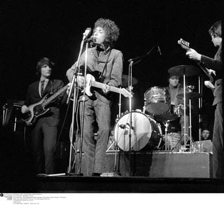 Bob Dylan ( with L-R Rick Danko & Robbie Robertson ) Free Trade Hall, Manchester ( 05 66 ) First electric tour. The backing band mostly consisting of The Hawks ( later to become The Band ) Many, who believed he had sold out slow hand clapped a Bob Dylan ( with L-R Rick Danko & Robbie Robertson ) Free Trade Hall, Manchester ( 05 66 ) First electric tour. The backing band mostly consisting of The Hawks ( later to become The Band ) Many, who believed he had sold out slow hand clapped and booed. MINIMUM USAGE OF Â£ 100 Credit all uses, Credit: Mark Makin RetnaUK Avalon  Copyright: x xMarkxMakinx xRetnaUKx xAvalonx 0524744970