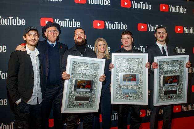 YouTube Music Artist Dinner Award 2023 Chris James, Lyor Cohen, Takt32 (Marco Tscheschlok), Gudrun Schweppe (Head Of Music DACH YouTube), Jumpa (Lennard Oestmann) und Sira beim YouTube Music Artist Dinner Award 2023 im Grill Royal am 28.11.2023 in Berlin. Copyright: xEventpressxKochanx
