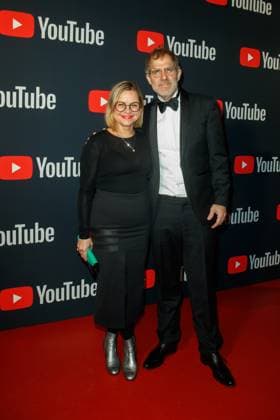 YouTube Music Artist Dinner Award 2023 Philipp Grütering (Deichkind) mit Ehefrau Isa Grütering beim YouTube Music Artist Dinner Award 2023 im Grill Royal am 28.11.2023 in Berlin. Copyright: xEventpressxKochanx