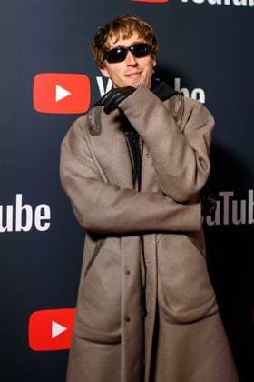 Entertainment Themen der Woche KW48 YouTube Music Artist Dinner Award 2023 Maurice Ernst (Bilderbuch) beim YouTube Music Artist Dinner Award 2023 im Grill Royal am 28.11.2023 in Berlin. *** YouTube Music Artist Dinner Award 2023 Maurice Ernst Bilderbuch at the YouTube Music Artist Dinner Award 2023 at Grill Royal on 28 11 2023 in Berlin Copyright: xEventpressxKochanx