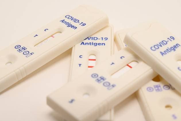 Stock- und Symbolbilder I 29.11.2023 Thema: Coronatest, Corona-Test, Corona Test, Antigen-Test. Corona, Zahlen, Symptome, Impfung, neue Varianten, Covid-19 Hamburg Neugraben Hamburg Deutschland *** Stock and symbol images I 29 11 2023 Topic corona test, corona test, corona test, antigen test corona, numbers, symptoms, vaccination, new variants, Covid 19 Hamburg Neugraben Hamburg Germany Copyright: xLobeca FelixxSchlikisx