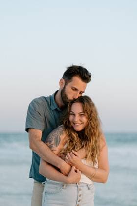 Creative Highlights Symbolbilder Man Kissing his Wife on top of the head at the beach Destin, Florida, United States CR_QGNV231128-1260335-01 ,model released, Symbolfoto