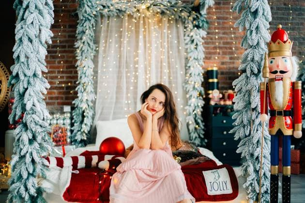 Woman is sad waiting for gifts for Christmas, New Year atmosphere Prague, Prague, Czechia CR_UJEL231128-1289454-01 ,model released, Symbolfoto