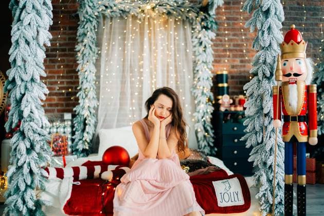 Woman is sad waiting for gifts for Christmas, New Year atmosphere Prague, Prague, Czechia CR_UJEL231128-1289458-01 ,model released, Symbolfoto
