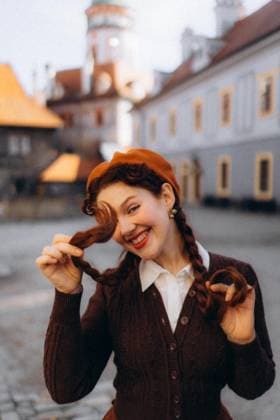 Creative Highlights Symbolbilder Young woman in retro clothes in the sun in an old European town ?eský Krumlov, South Bohemian Region, Czechia CR_UJEL231128D8-1289093-01 ,model released, Symbolfoto