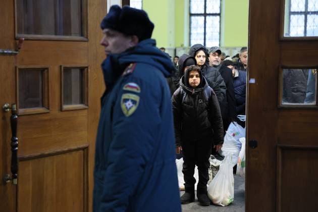 News Themen der Woche KW48 News Bilder des Tages RUSSIA, MOSCOW - NOVEMBER 29, 2023: Evacuees from Palestine are seen at the Kazansky railway station before departing for the Chechen Republic to be placed into temporary accommodation facilities. Sergei Bobylev TASS  65334562