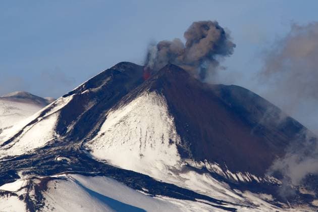 News Themen der Woche KW48 News Bilder des Tages Catania - Catania. The eruptive activity of the Etna volcano continues... which tirelessly continues an intermittent eruption. The direction of the ash is towards Giarre and neighboring towns. This photo was taken from Catania Editorial Usage Only  Copyright: xAngelaxPlataniax xIPAx Agenzia_Fotogramma_FGR4005097