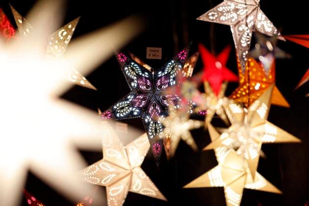 Der Weihnachtsmarkt der Engel auf dem Neumarkt lockt in diesem Jahr wieder viele Besucher mit Kunsthandwerk, Genuss und Lichtsternen in den Bäumen. Im Bild Deko-Faltsterne. (Symbolbild, Themenbild) Köln, 29.11.2023 NRW Deutschland *** The Christmas Market of Angels on Neumarkt once again attracts many visitors this year with arts and crafts, indulgence and light stars in the trees In the picture Decorative folding stars Symbol image, theme picture Cologne, 29 11 2023 NRW Germany Copyright: xChristophxHardtx