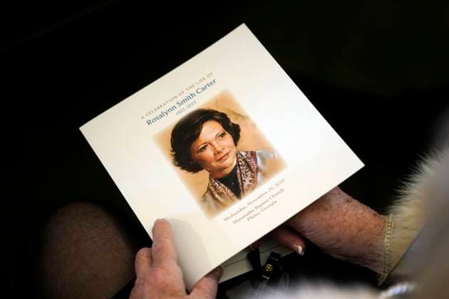 News Themen der Woche KW48 News Bilder des Tages A guest holds the funeral program before the funeral service for former first lady Rosalynn Carter at Maranatha Baptist Church, Wednesday, Nov. 29, 2023, in Plains, Ga. The former first lady died on Nov. 19. She was 96. Pool  WASP2023111904 AlexxBrandon