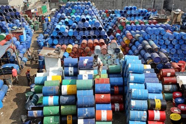 News Themen der Woche KW48 November 27, 2023, Dhaka, Wari, Bangladesh: A top view of stack empty oil drums for recycling at a warehouse in Dhaka, Bangladesh on October 11, 2023. Traders also collect used barrels nationwide for sale at the market. Barrels of various colours are on display at the used barrels market. Dhaka Bangladesh - ZUMAr336 20231127_zip_r336_002 Copyright: xHabiburxRahmanx