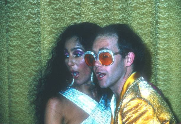 Archivbilder der Woche KW48 Cher and Elton John pose for a portrait backstage at an awards show in circa 1975. Copyright: xJeffreyxMayerx xRockxNegativesx xMediaPunchx