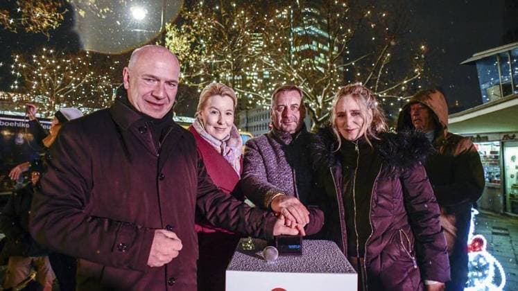 News Bilder des Tages Weihnachtsbeleuchtung *** NUR FÜR REDAKTIONELLE ZWECKE *** EDITORIAL USE ONLY ***<p>Am 29. November 2023 wurde auf dem Kurfürstendamm in Berlin die Weihnachtsbeleuchtung eingeschaltet. vl. Kai Wegner, Franziska Giffey, Uwe Timm, Kirstin Bauch. Deutschland Berlin Berlin Copyright: SergejxGlanze *** Christmas lights FOR EDITORIAL PURPOSES ONLY EDITORIAL USE ONLY p On November 29, 2023, the Christmas lights were switched on on Kurfürstendamm in Berlin vl Kai Wegner, Franziska Giffey, Uwe Timm, Kirstin Bauch Germany Berlin Berlin Berlin Copyright SergejxGlanze Copyright: SergejxGlanze doc7t1k7kq5tbr1j2vse6e4 ,EDITORIAL USE ONLY
