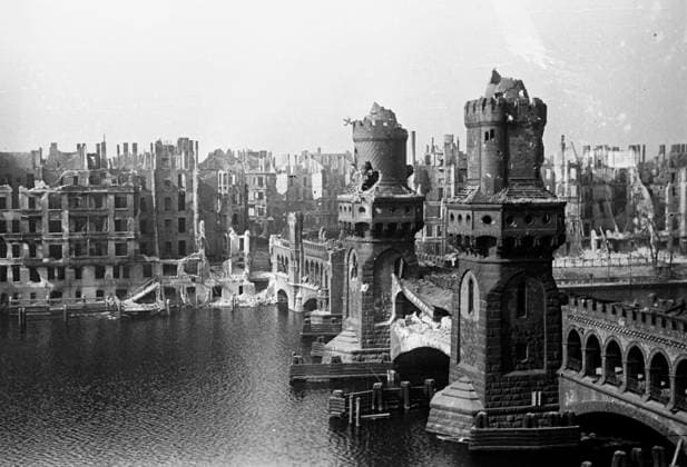 Archivbilder der Woche KW48 A bridge across Spree-river 611523 04.05.1945 Thea great Patriotic War of 1941-1945. A bridge across Spree-river. 1945. Boris Sputnik Berlin Germany  Copyright: xBorisx