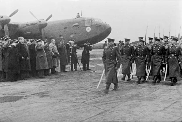 1941-1945 Great Patriotic War 8570242 04.02.1945 Great Patriotic War, 1941-1945. Yalta Conference of the leaders of the three countries of the anti-Hitler coalition of the USSR, US and Great Britain (February 4-11, 1945), dedicated to the establishment of the post-war world order. Meeting of the heads of allied countries at the Saki military airfield near Simferopol. Passing the guard of honor in front of the conference participants. Alexey Simferopol Republic of Crimea Russia  Copyright: xAlexeyx