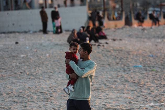 Displaced Palestinians gather on the beach in Deir al-Balah in the central Gaza Strip Displaced Palestinians gather on the beach in Deir al-Balah in the central Gaza Strip, on 29 November 2023. during the truce between Israel and Hamas, which lasted for 6 days. Photo by Omar Ashtawy apaimages Dair El-El-Balah Gaza Strip Palestinian Territory 291123_Dair_El-Balah_OSH_00(44) Copyright: xapaimagesxOmarxAshtawyx xapaimagesx