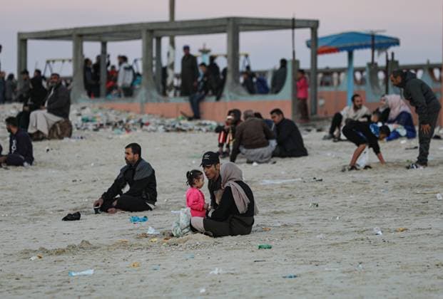 Displaced Palestinians gather on the beach in Deir al-Balah in the central Gaza Strip Displaced Palestinians gather on the beach in Deir al-Balah in the central Gaza Strip, on 29 November 2023. during the truce between Israel and Hamas, which lasted for 6 days. Photo by Omar Ashtawy apaimages Dair El-El-Balah Gaza Strip Palestinian Territory 291123_Dair_El-Balah_OSH_00(7) Copyright: xapaimagesxOmarxAshtawyx xapaimagesx