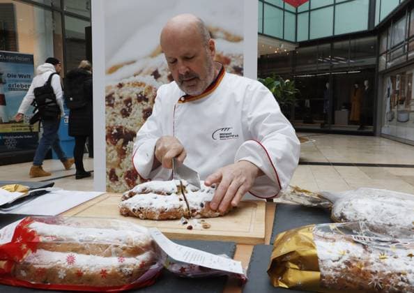 News Themen der Woche KW48 News Bilder des Tages 29.11.2023 Sachsen Anhalt Sachsen-Anhalt Halle Saale Stollentest Stollentester Stollen Qualitätstest Deutsches Brotinstitut Stollenprüfung Prüfer Stollenprüfer Weihnachtsstollen Stollenprüfer Siegfried Brenneis *** 29 11 2023 Saxony Anhalt Saxony Anhalt Halle Saale Stollen test Stollen tester Stollen quality test German Bread Institute Stollen tester Stollen tester Christmas stollen Stollen tester Siegfried Brenneis
