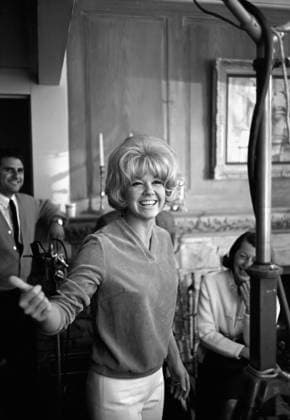 Film Send Me No Flowers Actress Doris Day laughs at the film set Los Angeles, CA USA  Copyright: xLeoxFuchsx R0543-Day-SMNF
