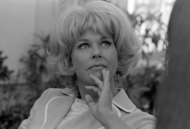 Film Send Me No Flowers Actress Doris Day at the film set during a break Los Angeles, CA USA  Copyright: xLeoxFuchsx R0576-Day-SMNF
