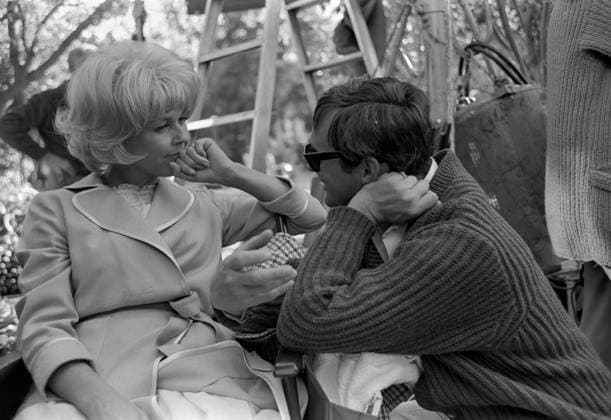 Film Send Me No Flowers Director Norman Jewison with actress Doris Day talk at the film set Los Angeles, CA USA  Copyright: xLeoxFuchsx R0578-Day-PaulLynde-SMNF
