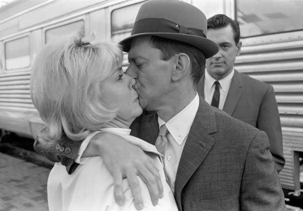 Film Send Me No Flowers Actress Doris Day and actor Tony Randall kissing in a scene of the film (Rock Hudson behind) Los Angeles, CA USA  Copyright: xLeoxFuchsx R0581-Randall-Day-Hudson-SMNF