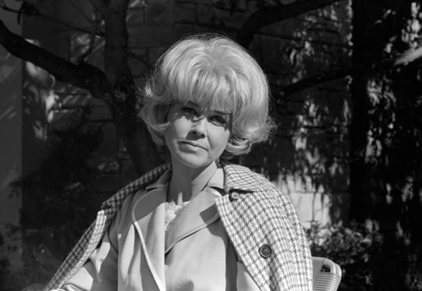 Film Send Me No Flowers Actress Doris Day at the film set during a break Los Angeles, CA USA  Copyright: xLeoxFuchsx R0582-Day-SMNF