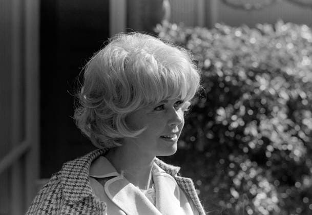 Film Send Me No Flowers Actress Doris Day at the film set during a break Los Angeles, CA USA  Copyright: xLeoxFuchsx R0584-Day-SMNF