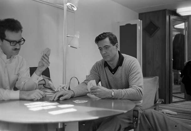 Film Send Me No Flowers Actor Rock Hudson with photographer Leo Fuchs play cards at the set Los Angeles, CA USA  Copyright: xSylvianexFuchsx R0589-LeoFuchs-Hudson-SMNF