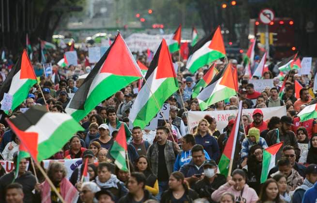 November 29, 2023, Mexico City, Mexico City, Mexico: Hundreds of people participate in a protest march through the streets of Mexico City to demand the immediate cessation of Israel s hostilities towards Palestine..The Islamist group Hamas accepted that the humanitarian truce be extended for two more days, since its entry into force last Friday, which will mainly allow the release of as many hostages. Mexico City Mexico - ZUMAn296 20231129_zip_n296_013 Copyright: xJorgexNunezx