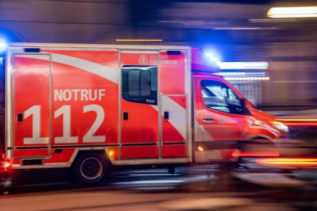 Feuerwehr und Notarzt, Symbolfotos Rettungswagen (RTW) der Berliner Feuerwehr fährt mit Blaulicht durch Berlin. Ambulance (RTW) of the Berlin fire department drives through Berlin with blue lights. Rettungswagen *** Ambulance RTW of the Berlin fire department drives through Berlin with blue lights Ambulance RTW of the Berlin fire department drives through Berlin with blue lights Ambulance S-P202311292220.jpg