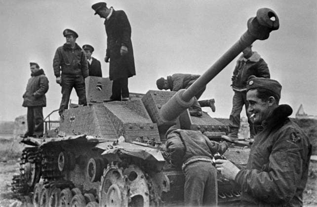Great Patriotic War, 1941-1945 8571805 09.02.1945 The Great Patriotic War of 1941-1945. The Yalta Conference, February 4-11, 1945, a meeting where the three leaders of the anti-Hitler coalition, the USSR, the United States and Great Britain, made important decisions regarding the postwar world. Members of the delegations accompanying the conference participants, navy officers from the US and Britain examining a German tank hit during a street battle in Sevastopol. Alexey Sevastopol Russia  Copyright: xAlexeyx