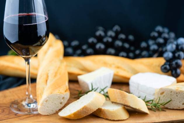 Baguette, Camembert und Weintrauben Baguette, camembert and grapes BLWS698646 *** Baguette, Camembert and Grapes Baguette, Camembert and grapes BLWS698646 Copyright: xblickwinkel Steidix