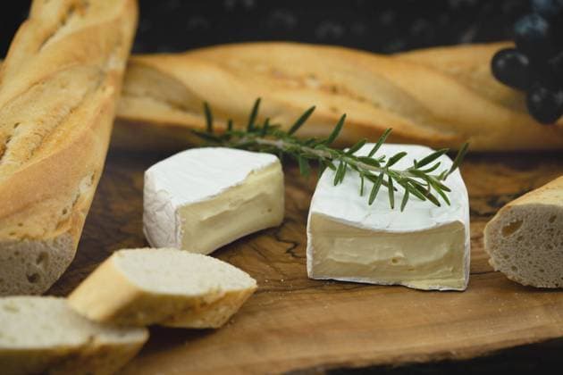 Baguette, Camembert und Weintrauben Baguette, camembert and grapes BLWS698647 *** Baguette, Camembert and Grapes Baguette, Camembert and grapes BLWS698647 Copyright: xblickwinkel Steidix