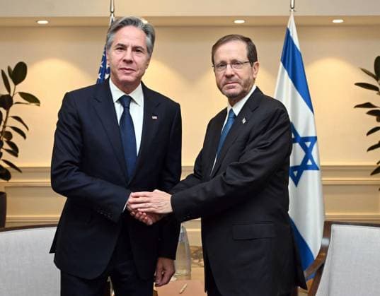News Themen der Woche KW48 News Bilder des Tages U.S. Secretary of State Anthony Blinken (L) greets Israeli President Isaac Herzog (R) in Tel Aviv, on Thursday, November 30, 2023. Photo GPO Hair Zach  JER2023113011 GPOxHAIMxZACH