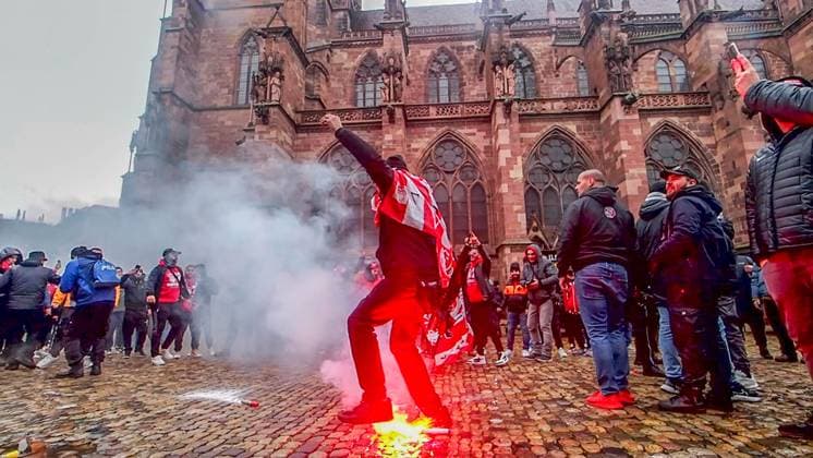 News Themen der Woche KW48 News Bilder des Tages Rauch- und Leuchtbomben in Freiburger Innenstadt: Gästefans aus Griechenland zeigen sich vor Europa League-Begegnung am Abend nicht von ihrer besten Seite - Fanmarsch zieht am Nachmittag in Richtung Stadion - Polizei schreitet nicht ein, prüft aber Ermi Vor dem Europa League Spiel am Abend in Freiburg kam es bereits im Vorfeld zu chaotischen Szenen. Gästefans von Olympiakos Piräus zündeten bei ihrem Fanmarsch durch die Freiburger Innenstadt Rauch- und Leuchtbomben. Der Tross wurde durch die Polizei begleitet. Einschreiten mussten die Ordnungshüter laut Polizeisprecher Michael Schorr aber nicht. Die Einsatzkräfte haben den Vorfall zwar registriert, der Fanzug sei ansonsten aber friedlich verlaufen. Ermittlungen würden geprüft, so Sc Copyright: xEinsatzReport24x