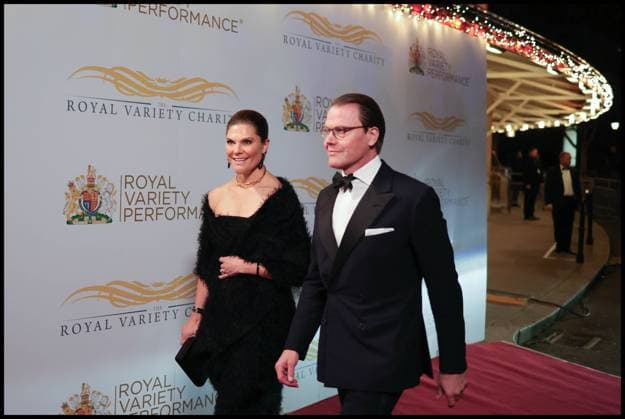 30 11 2023. London, United Kingdom. The Royal Variety Performance. Royal Albert Hall. The Prince and Princess of Wales attend the Royal Variety Performance at the Royal Albert Hall, together with The Crown Princess of Sweden and Prince Daniel.  Copyright: xAndrewxParsonsx xParsonsxMediax PAR-8565-0032