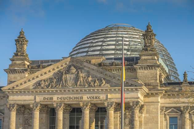 Winter, Schnee, Kuppel, Reichstag, Giebel, Inschrift Dem Deutschen Volke , Tiergarten, Mitte, Berlin, Deutschland *** Winter, snow, dome, Reichstag, gable, inscription Dem Deutschen Volke, Tiergarten, Mitte, Berlin, Germany
