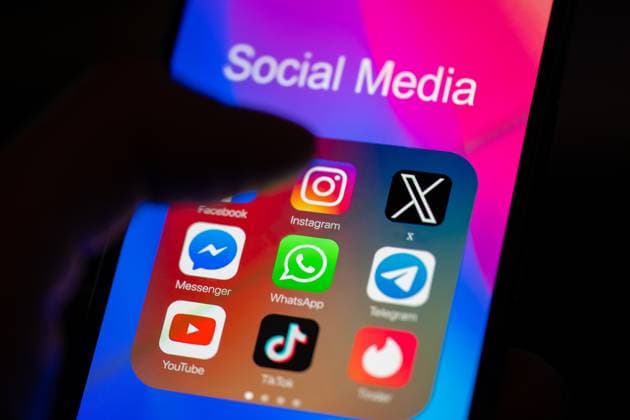 Social Media App - Photo Illustration A close-up of a finger is pointing to the Instagram mobile app on a smartphone screen, which is displayed alongside other apps including Facebook, WhatsApp, Telegram, TikTok, Tinder, YouTube, and Messenger, in Brussels, Belgium, on November 30, 2023. Brussels Belgium  Copyright: xJonathanxRaax originalFilename: raa-socialme231130_npOhz.jpg