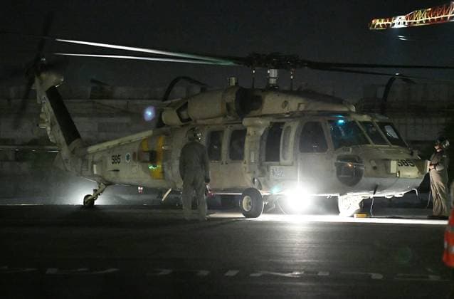 News Themen der Woche KW48 (231130) -- RAMAT GAN, Nov. 30, 2023 -- A helicopter carrying two Israeli female hostages released from the Gaza Strip arrives at a hospital in Ramat Gan, Israel, on Nov. 30, 2023. Two Israeli female hostages were released from the Gaza Strip on Thursday evening, the first two in the seventh batch of hostages to be released under an extended truce deal between Israel and Hamas. ( via Xinhua) ISRAEL-RAMAT GAN-TWO FEMALE HOSTAGES-RELEASE JINI 