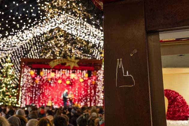Weihnachtliches Konzert unter dem Lichterzelt - Der Weihnachtsmarkt am Kölner Dom auf dem Roncalliplatz gehört zu den schönsten in Deutschland und ist vom 23. November bis 23. Dezember geöffnet. Besucher finden hier über 130 festlich geschmückte Stände mit Kunsthandwerk, Geschenken und Gastronomie 30.11.2023 Köln Innenstadt NRW Deutschland