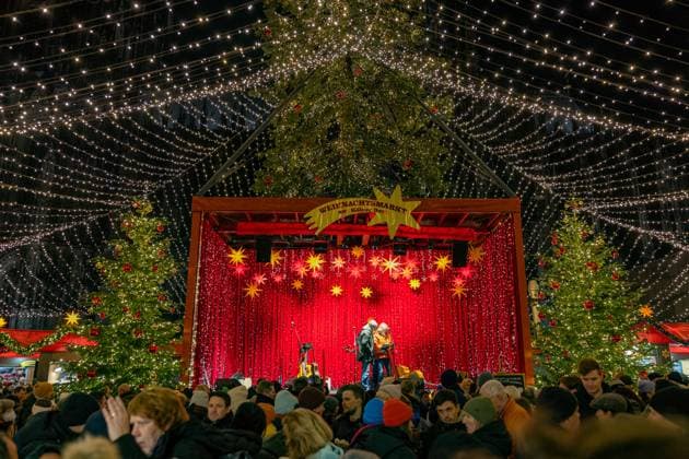 Weihnachtliches Konzert unter dem Lichterzelt - Der Weihnachtsmarkt am Kölner Dom auf dem Roncalliplatz gehört zu den schönsten in Deutschland und ist vom 23. November bis 23. Dezember geöffnet. Besucher finden hier über 130 festlich geschmückte Stände mit Kunsthandwerk, Geschenken und Gastronomie 30.11.2023 Köln Innenstadt NRW Deutschland