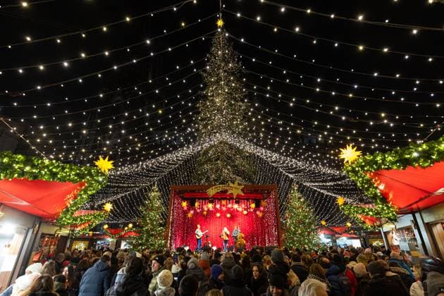 Weihnachtliches Konzert unter dem Lichterzelt - Der Weihnachtsmarkt am Kölner Dom auf dem Roncalliplatz gehört zu den schönsten in Deutschland und ist vom 23. November bis 23. Dezember geöffnet. Besucher finden hier über 130 festlich geschmückte Stände mit Kunsthandwerk, Geschenken und Gastronomie 30.11.2023 Köln Innenstadt NRW Deutschland