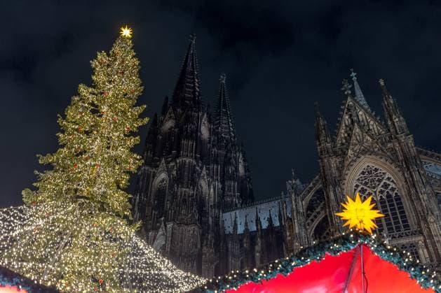 Der Weihnachtsmarkt am Kölner Dom auf dem Roncalliplatz gehört zu den schönsten in Deutschland und ist vom 23. November bis 23. Dezember geöffnet. Besucher finden hier über 130 festlich geschmückte Stände mit Kunsthandwerk, Geschenken und Gastronomie 30.11.2023 Köln Innenstadt NRW Deutschland
