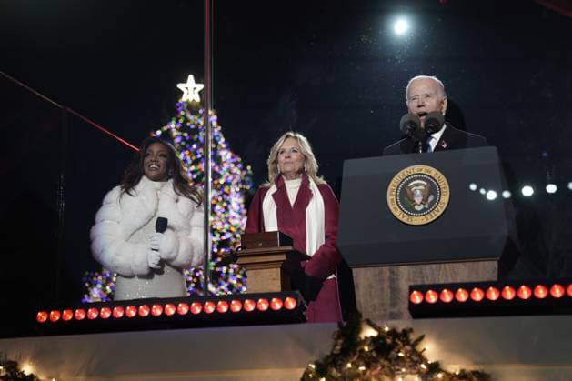 Entertainment Themen der Woche KW48 Entertainment Bilder des Tages (L to R) Singer Mickey Guyton, First lady Jill Biden and US President Joe Biden participate in the National Christmas Tree Lighting on the White House Ellipse in Washington, DC on Thursday, November 30, 2023.  WAX20231130220 YurixGripas
